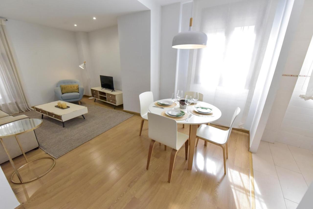 New! Retro Apartment In Central Neighbourhood セビリア エクステリア 写真